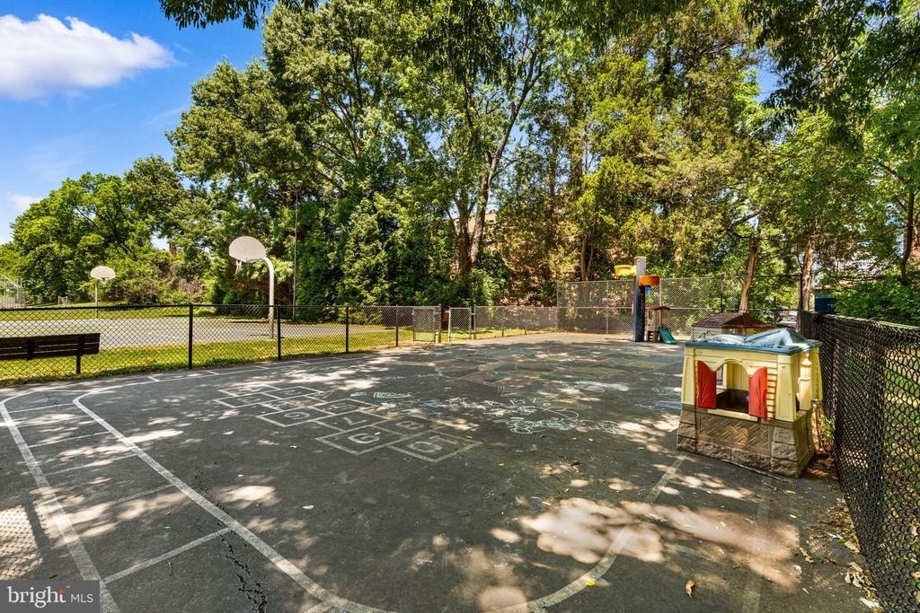 4800 Chevy Chase Drive - Photo 9