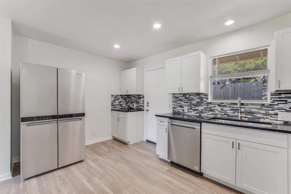 1202 W 22nd St - Photo 5