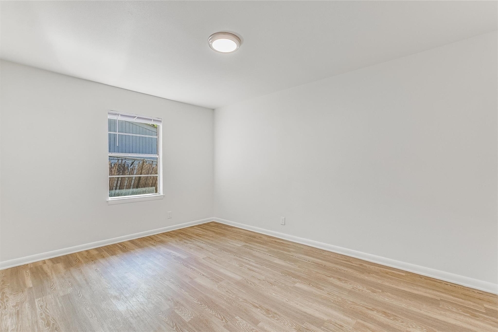 1202 W 22nd St - Photo 6