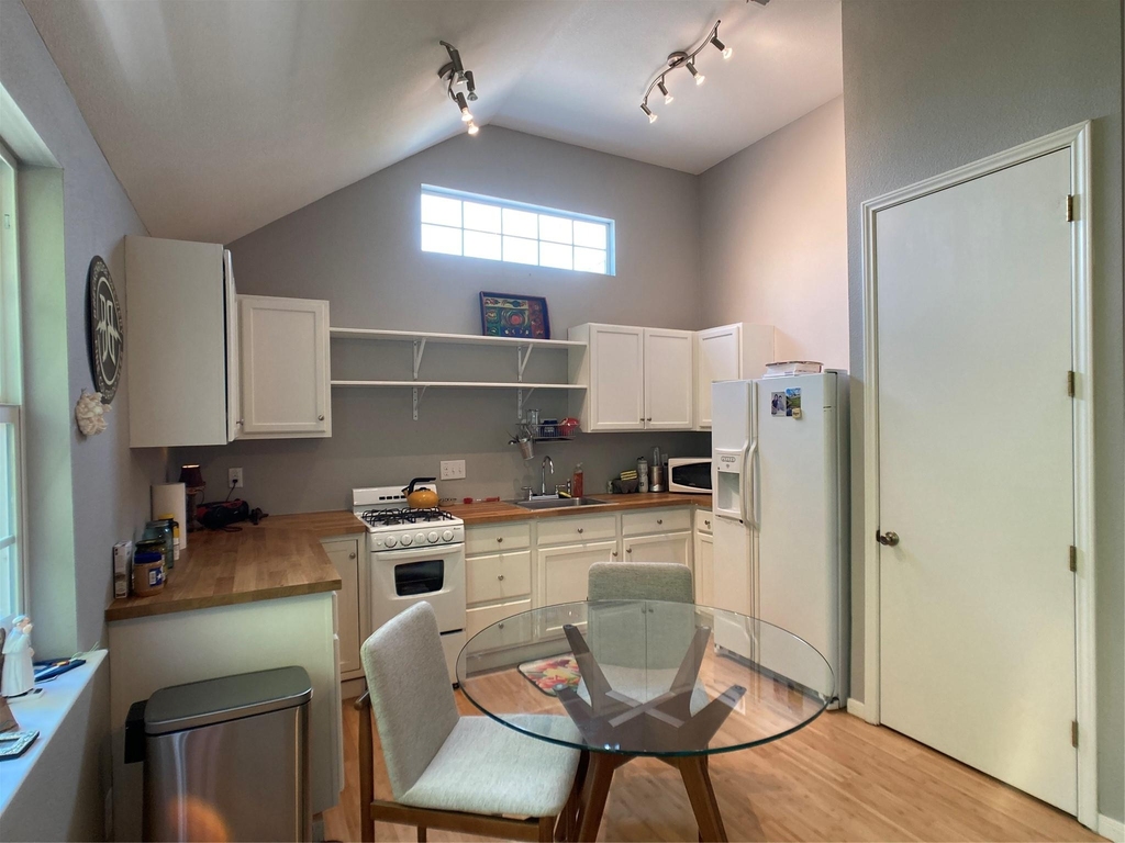 1509 Treadwell St - Photo 2
