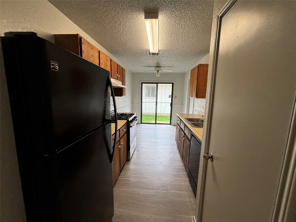 1112 Byers Ln - Photo 3