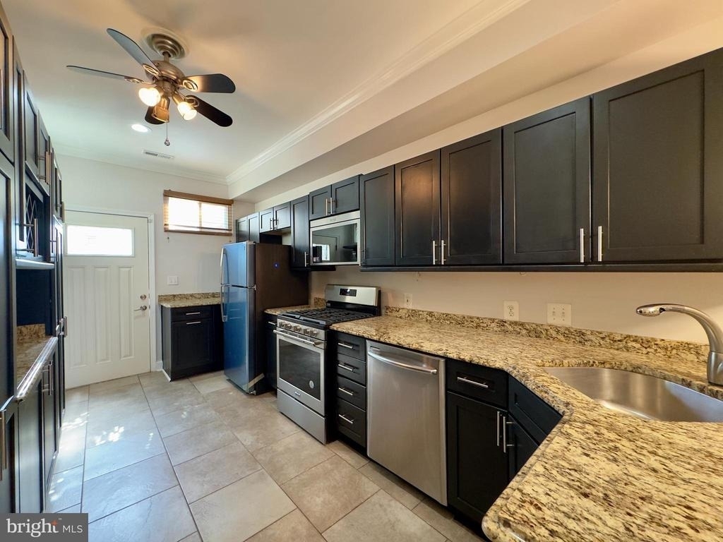 709 Scott Street - Photo 3