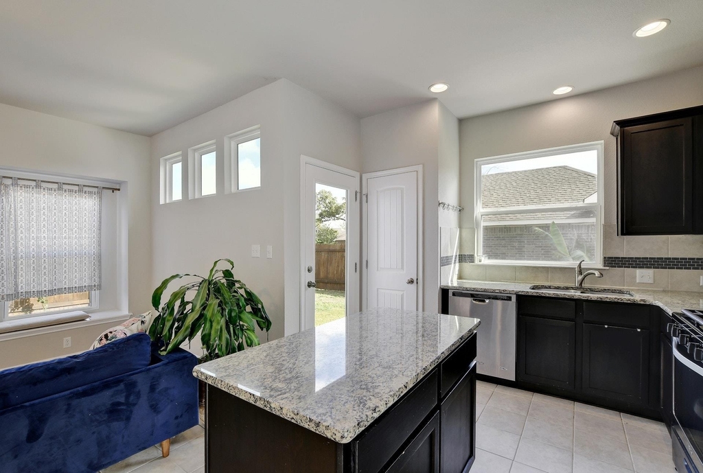 518 Stonewood Ln - Photo 9