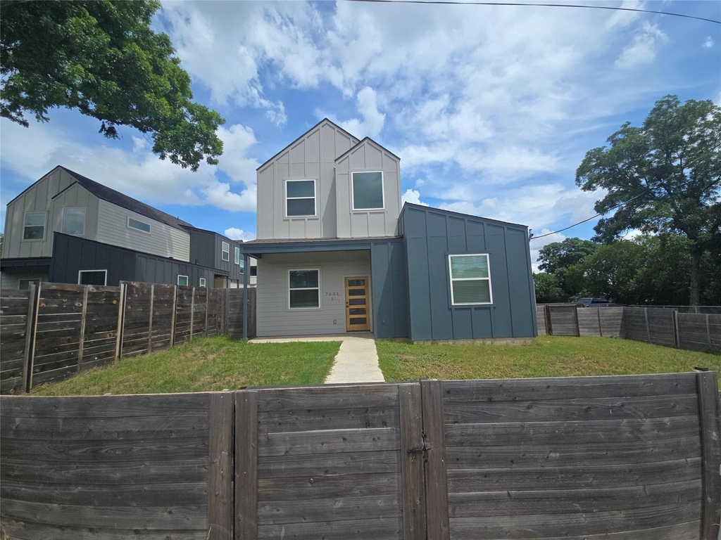 7601 Carver Ave - Photo 0