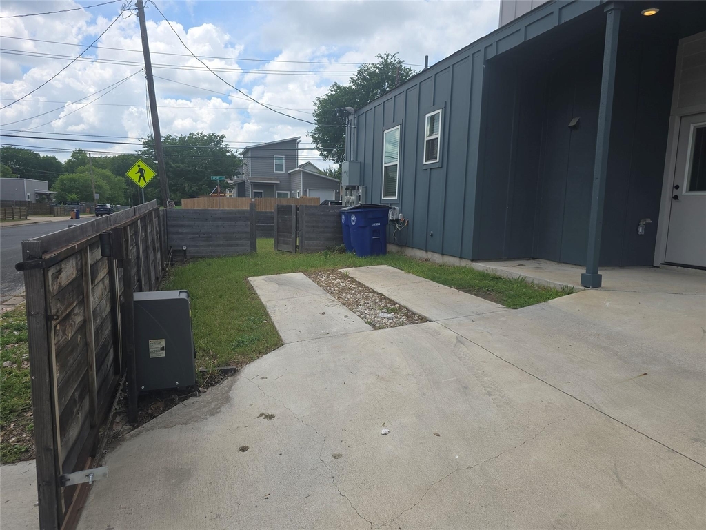 7601 Carver Ave - Photo 3