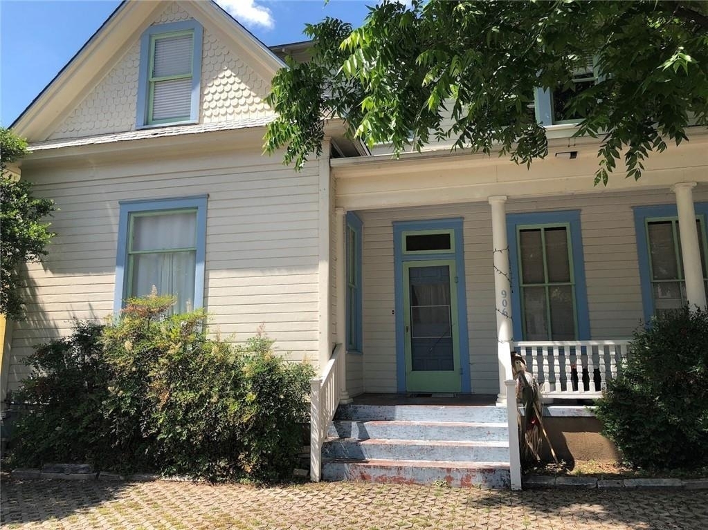906 W 22nd St - Photo 0