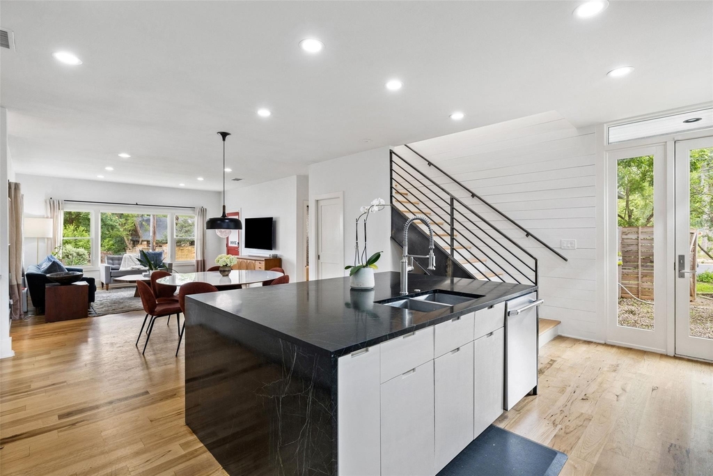 2000 Rundell Pl - Photo 8