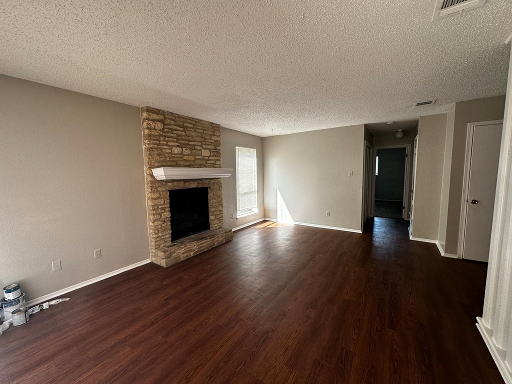 2202 Donahue Ln - Photo 4