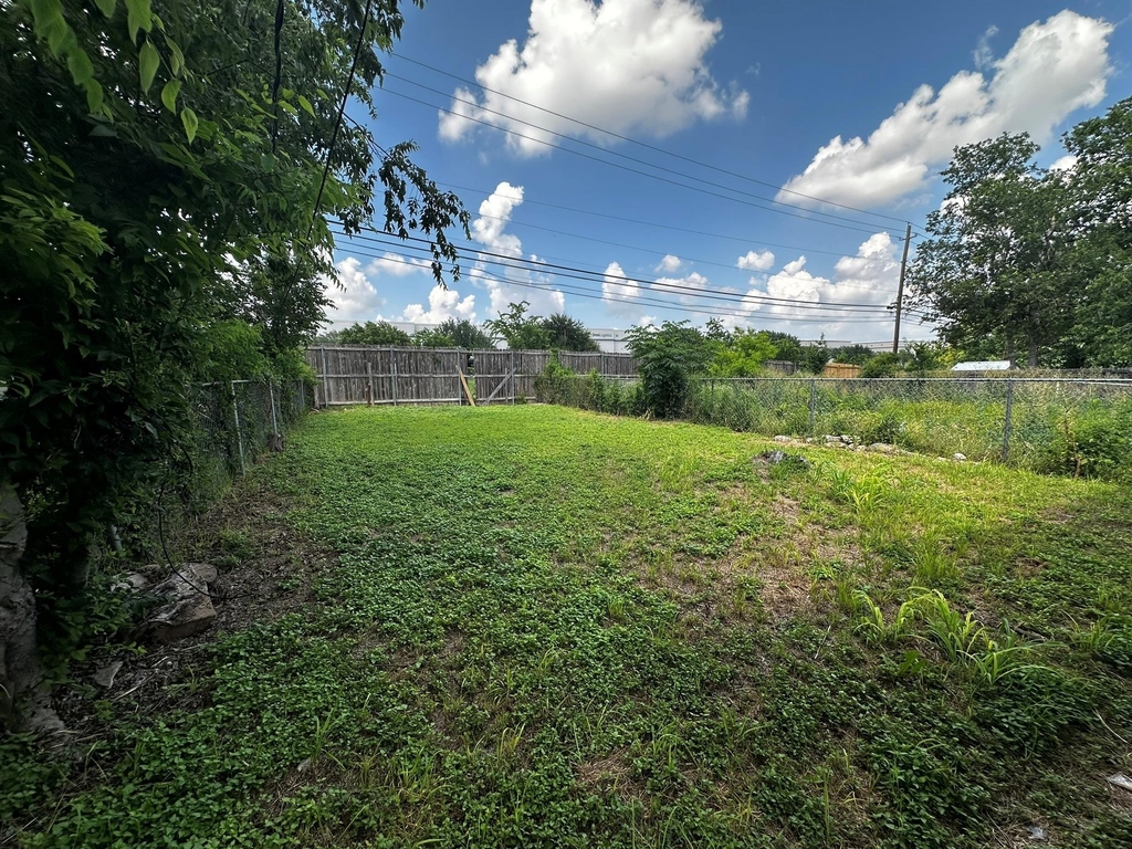 2202 Donahue Ln - Photo 11