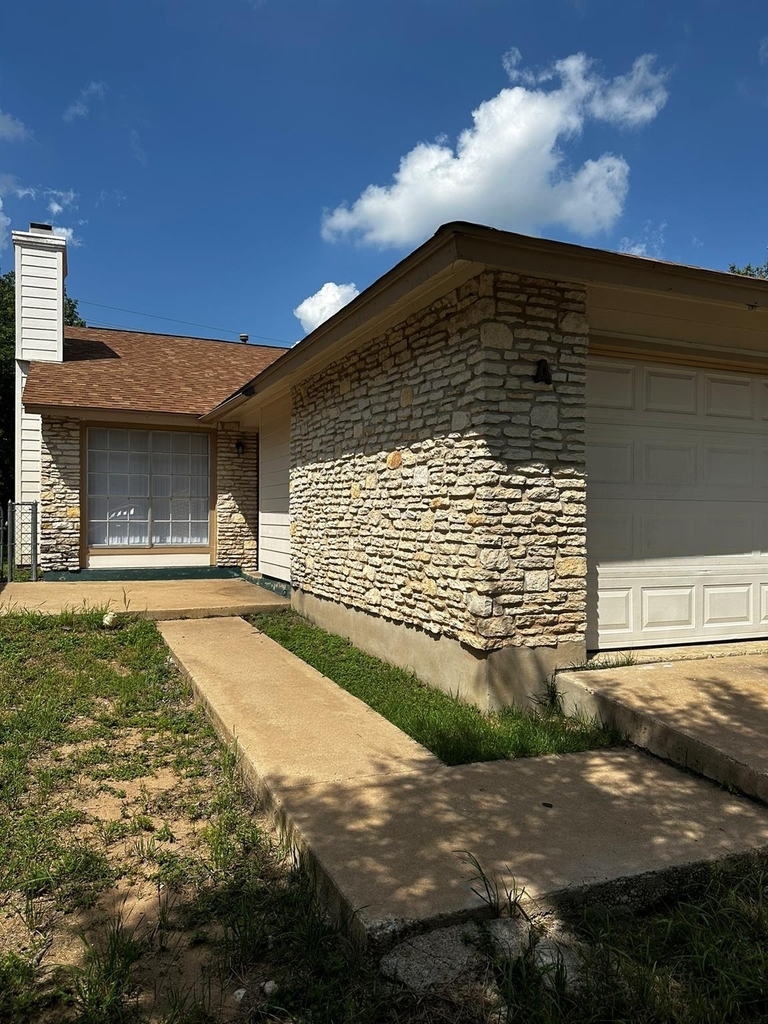 2202 Donahue Ln - Photo 0