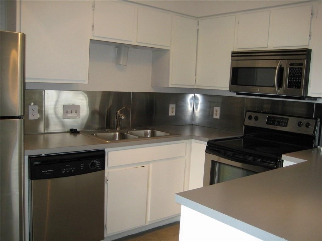 1013 W 23rd St - Photo 2
