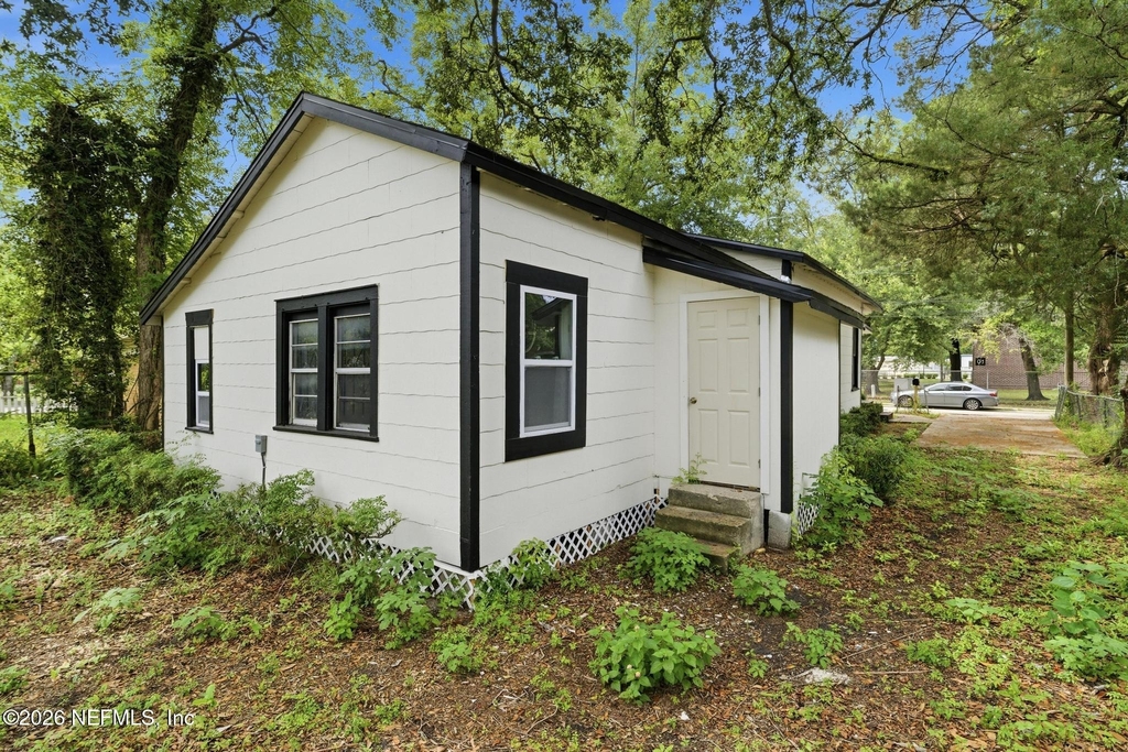 2344 W 18th Street - Photo 2
