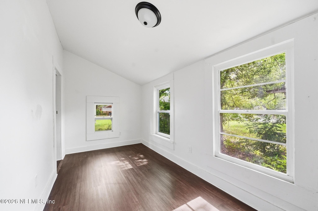 2344 W 18th Street - Photo 10