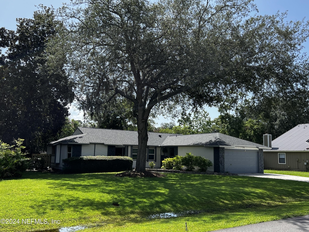 6137 Island Forest Drive - Photo 0