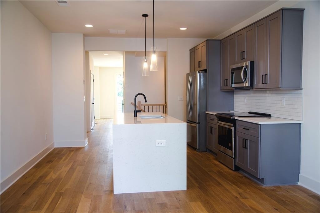 1350 May Avenue Se - Photo 4