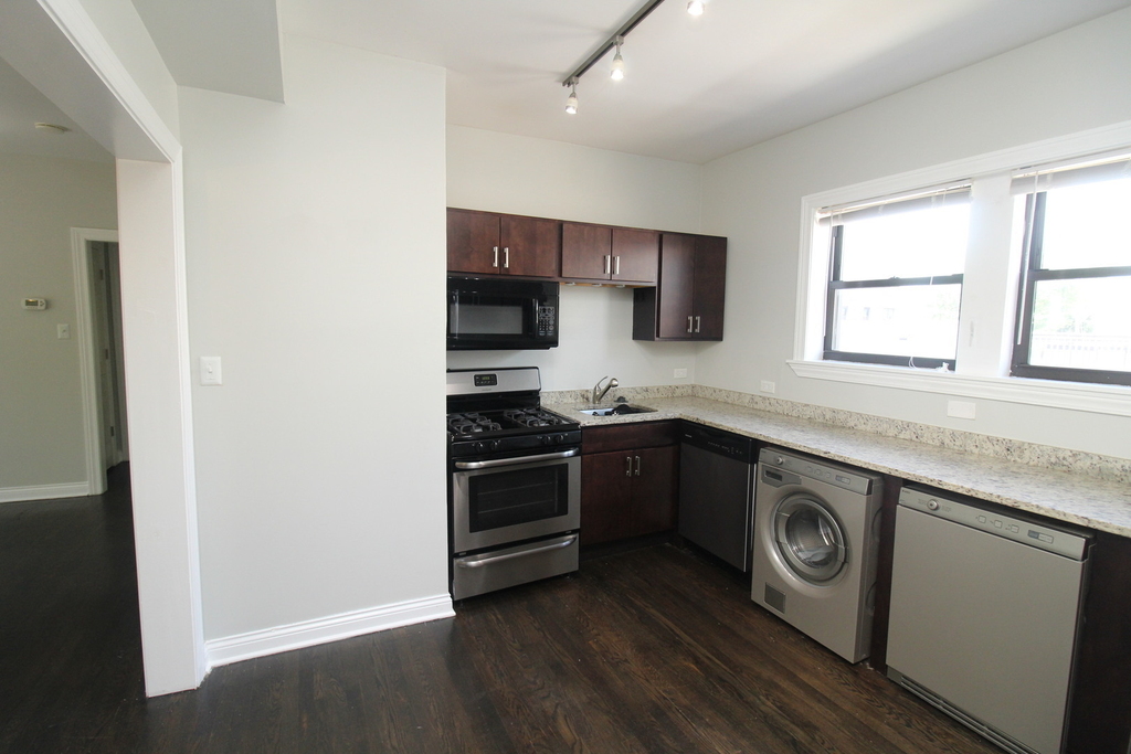 1542 W Waveland Avenue - Photo 1
