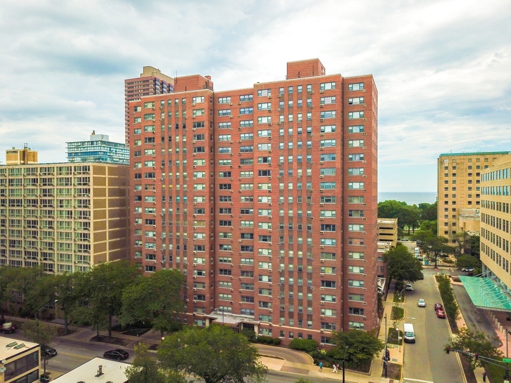 2909 N Sheridan Road - Photo 0