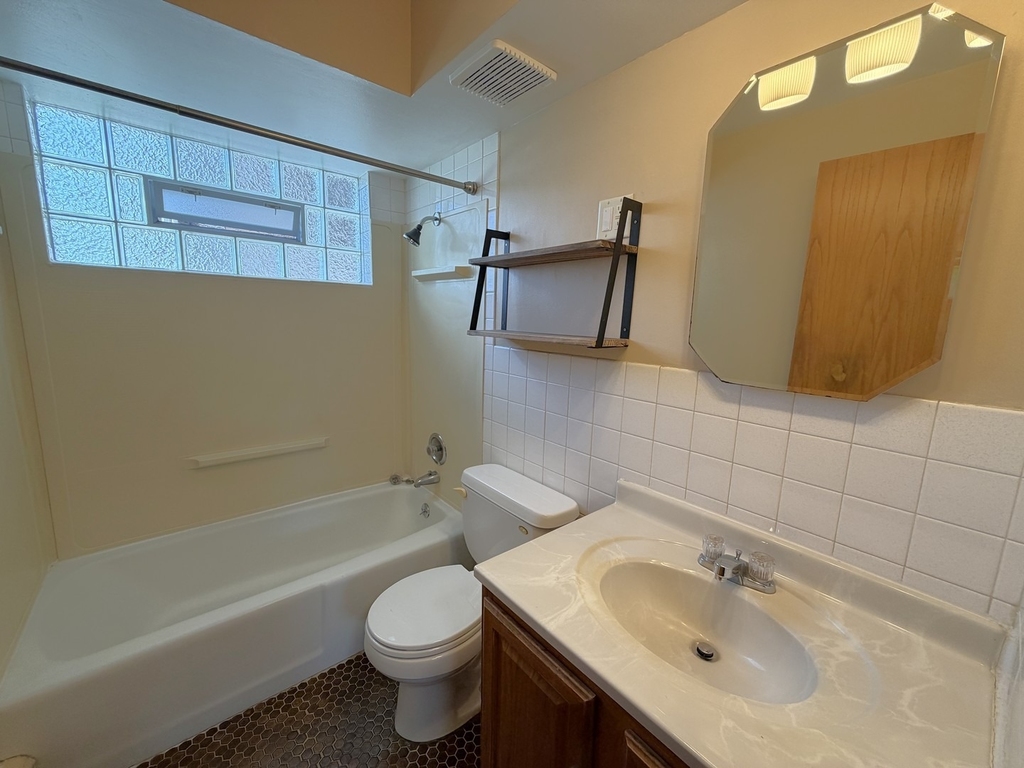 7601 W 61 Place W - Photo 4