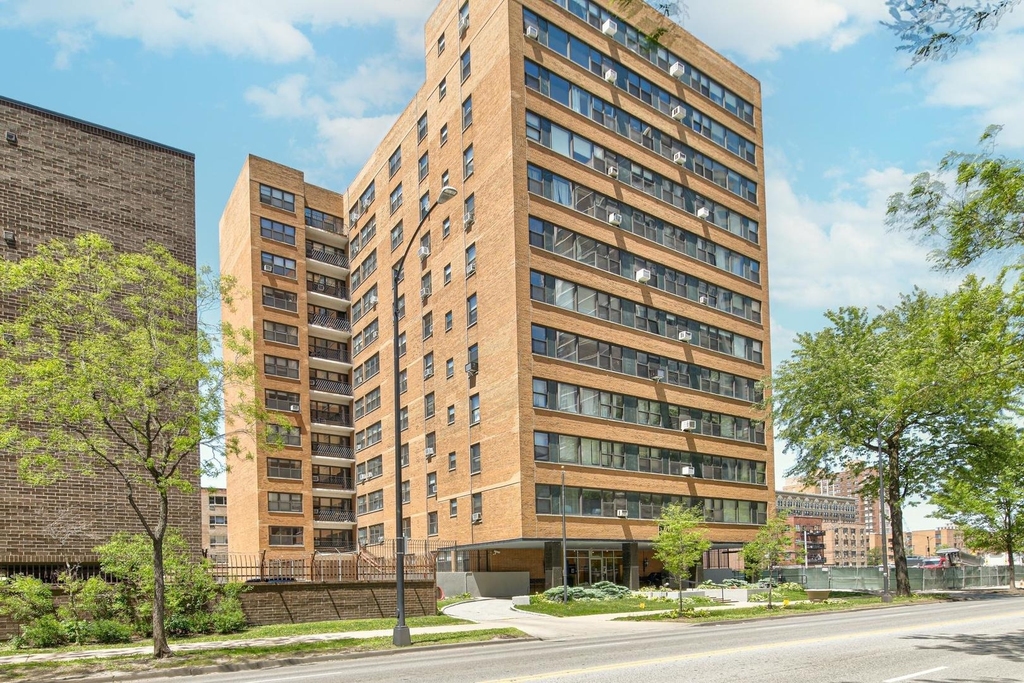 6118 N Sheridan Road - Photo 0