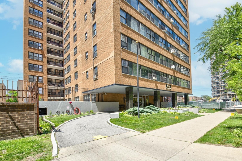 6118 N Sheridan Road - Photo 1