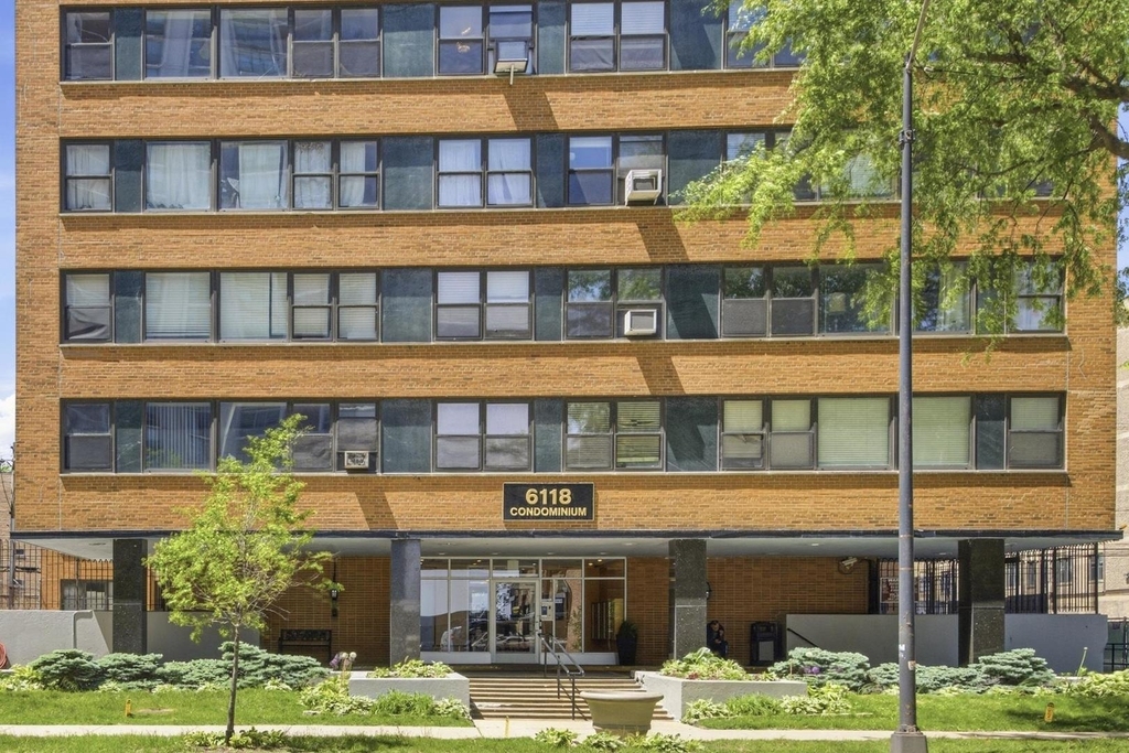 6118 N Sheridan Road - Photo 0