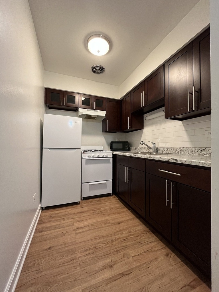 516 W Melrose Street - Photo 1