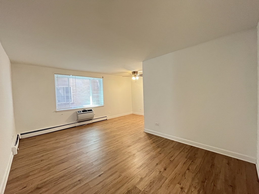 516 W Melrose Street - Photo 2