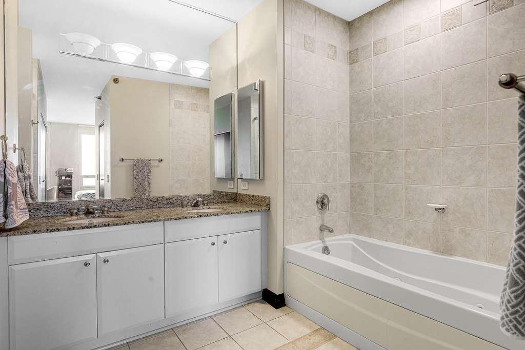 33 W Ontario Street - Photo 12