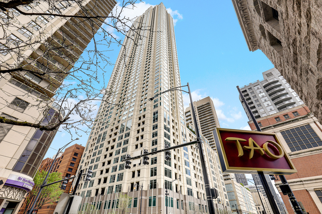 33 W Ontario Street - Photo 1