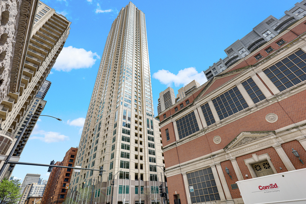 33 W Ontario Street - Photo 19