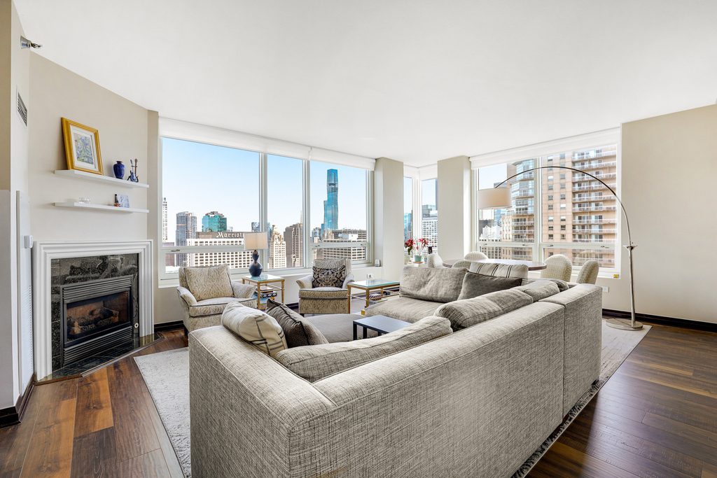 33 W Ontario Street - Photo 2