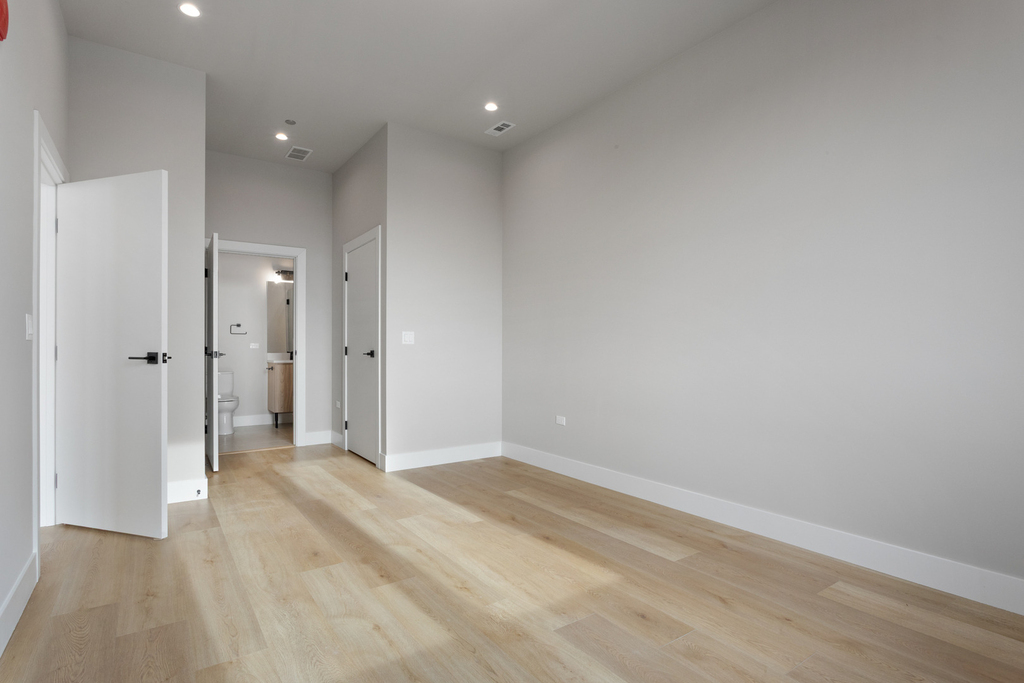 2505 W Farragut Avenue - Photo 22