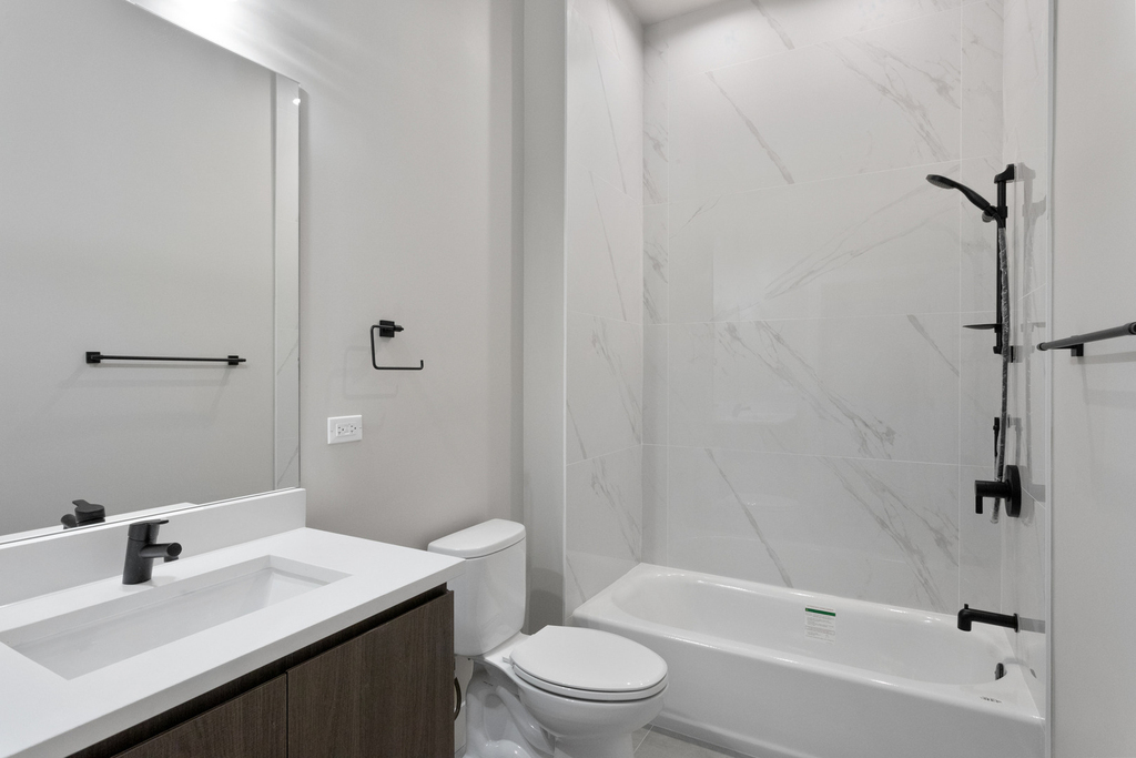 2505 W Farragut Avenue - Photo 2