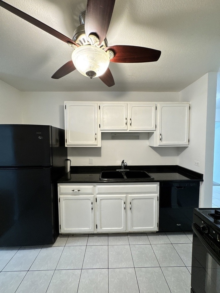 2211 S Stewart Avenue - Photo 7