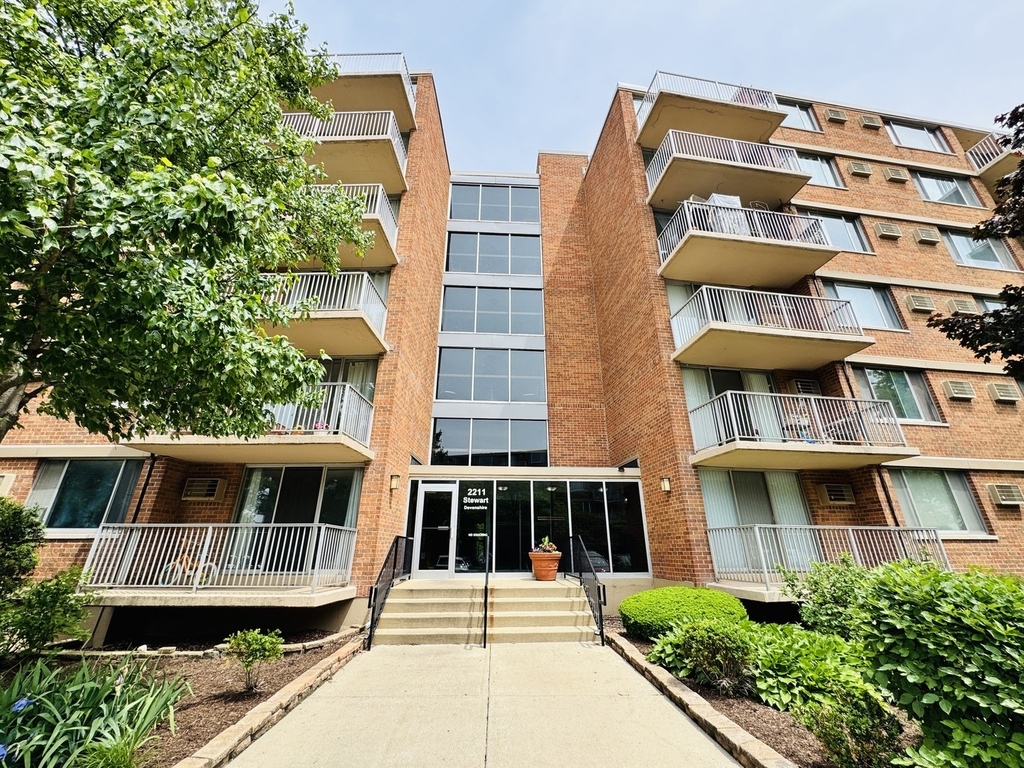2211 S Stewart Avenue - Photo 0