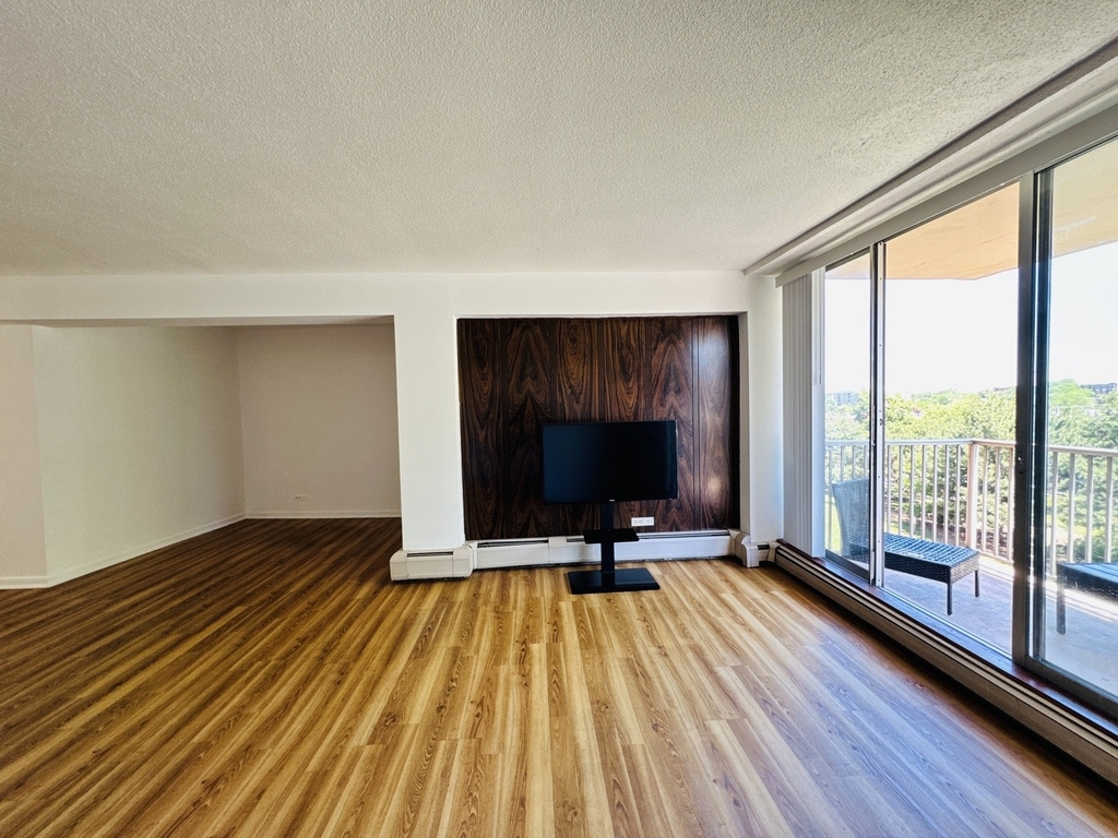 2211 S Stewart Avenue - Photo 3