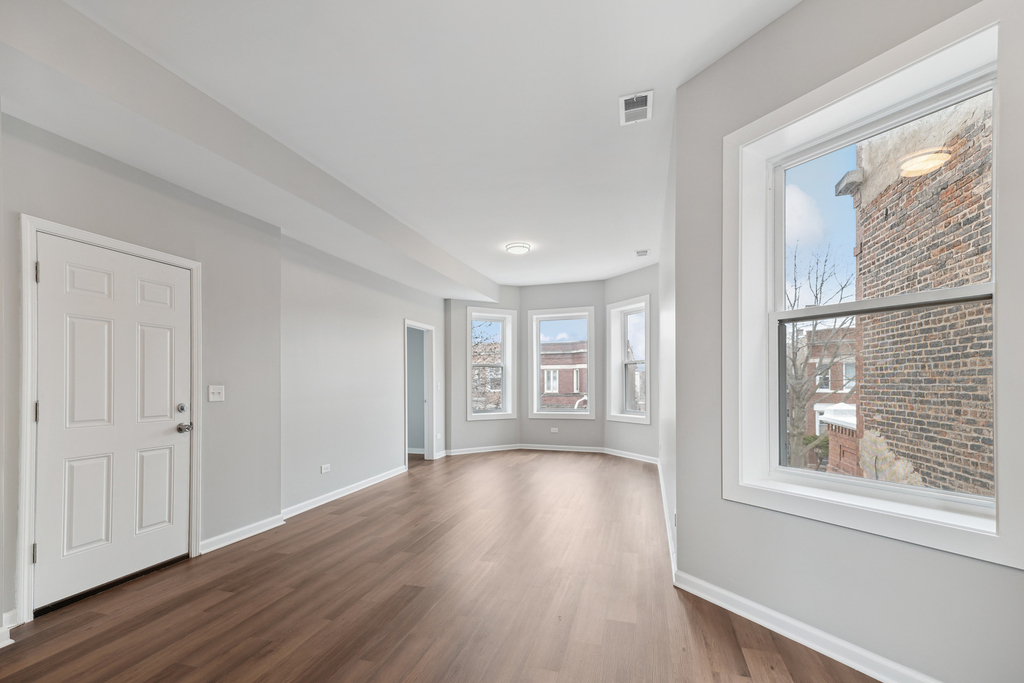 6122 S Champlain Avenue - Photo 2