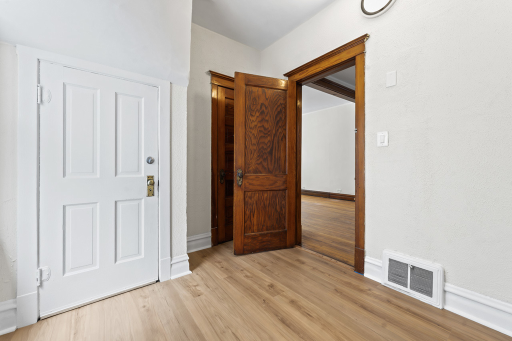 1429 W Barry Avenue - Photo 8