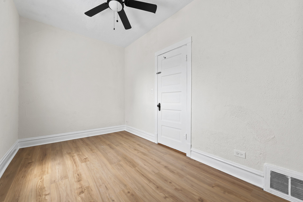 1429 W Barry Avenue - Photo 10
