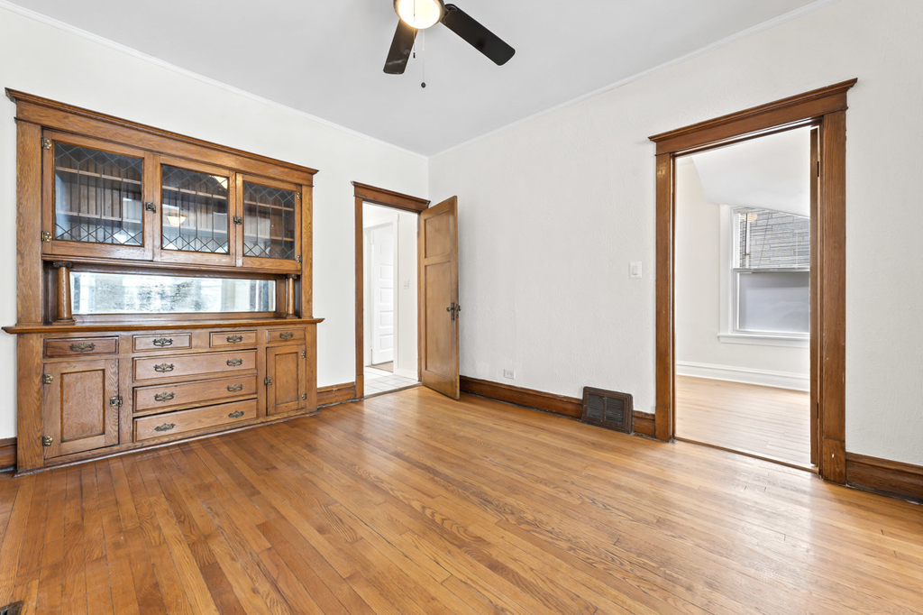 1429 W Barry Avenue - Photo 5