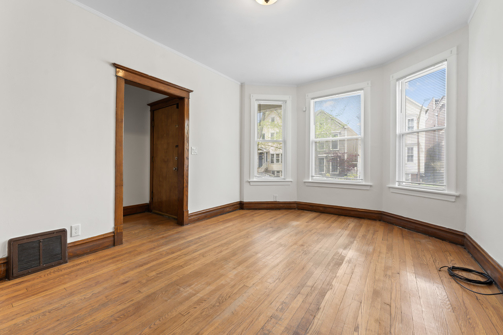 1429 W Barry Avenue - Photo 2
