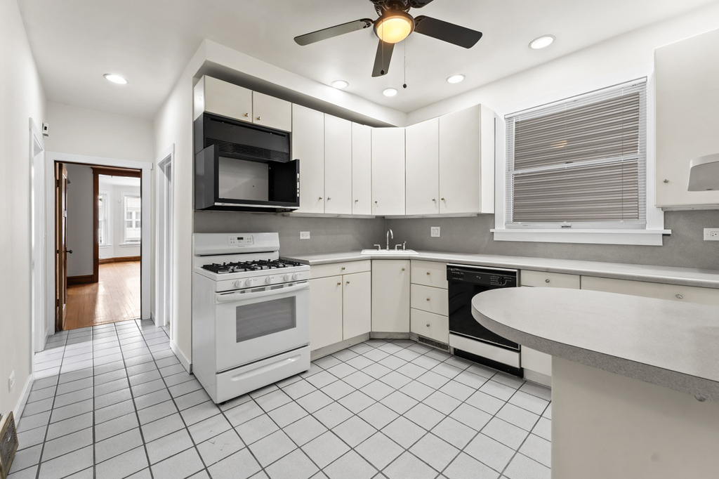1429 W Barry Avenue - Photo 11