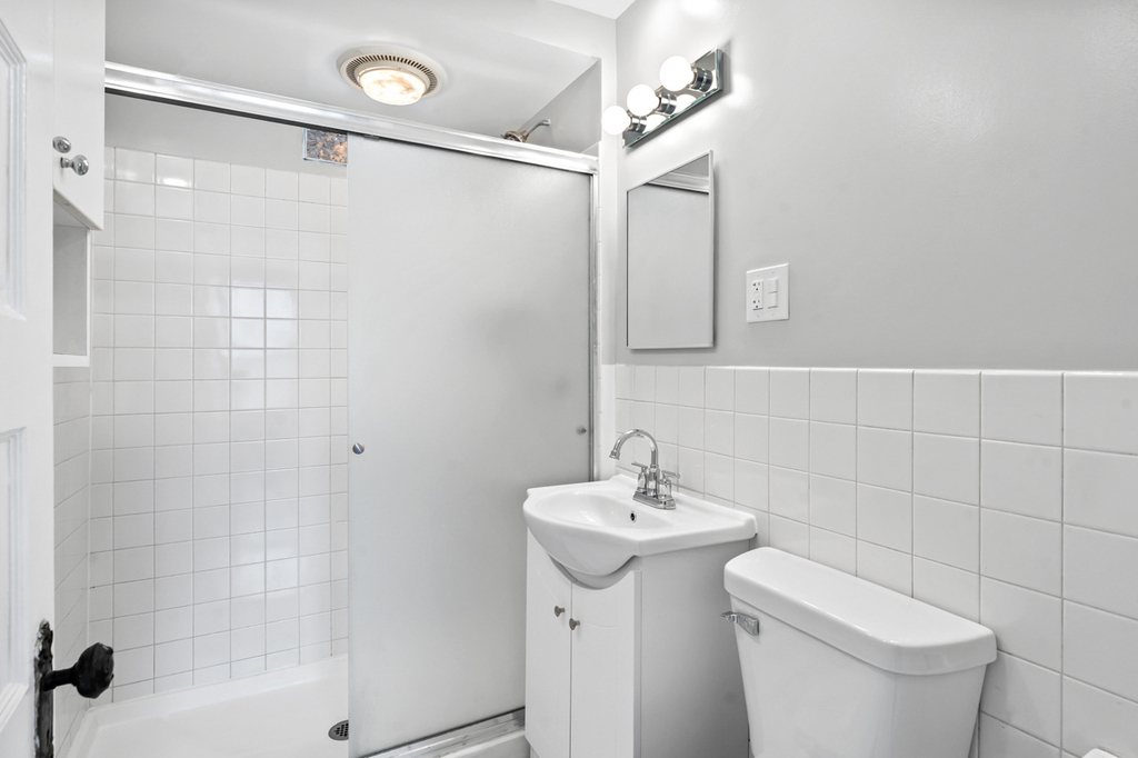 1429 W Barry Avenue - Photo 16
