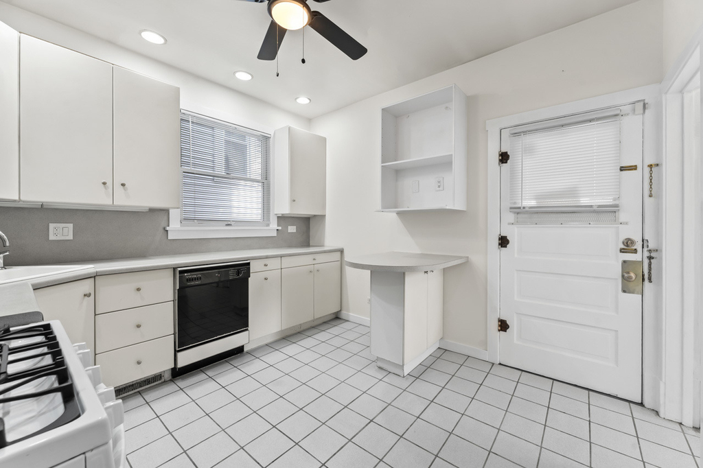 1429 W Barry Avenue - Photo 12