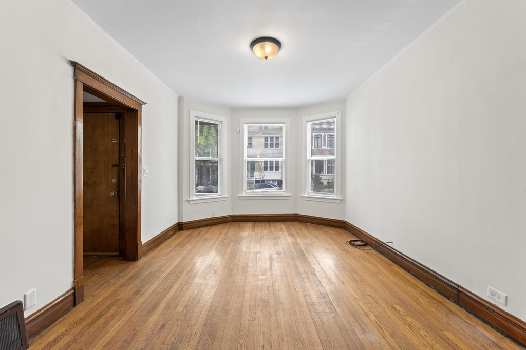 1429 W Barry Avenue - Photo 3