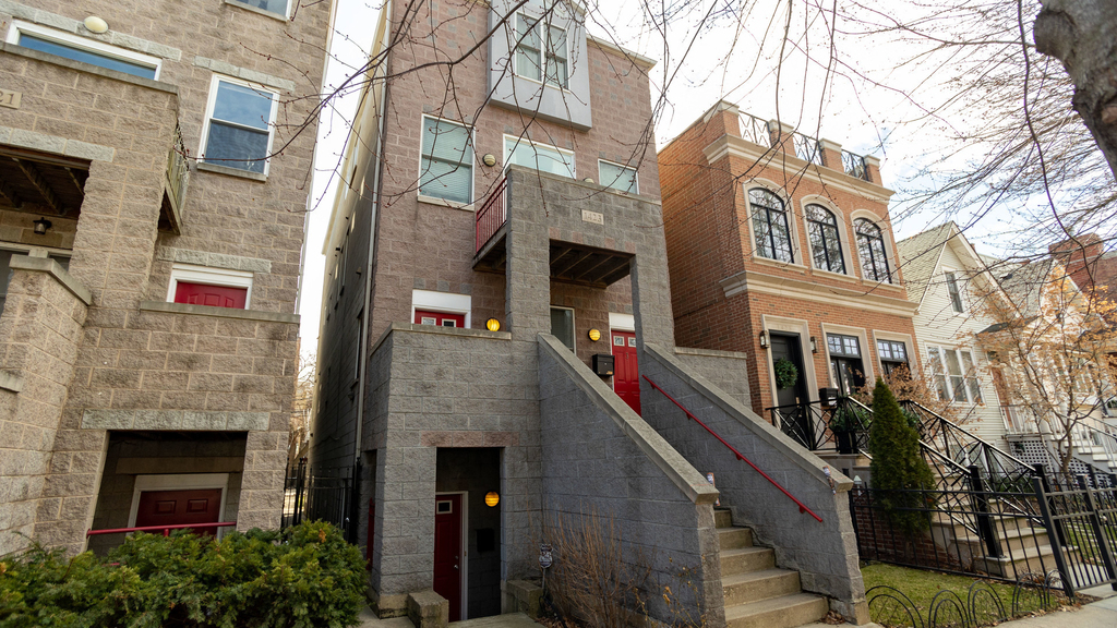 1423 W Melrose Street - Photo 0