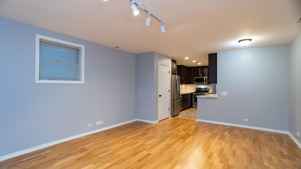 1423 W Melrose Street - Photo 2