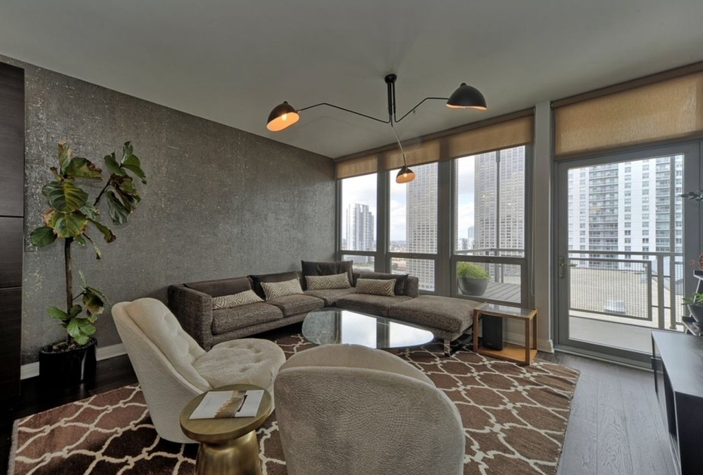 565 W Quincy Street - Photo 2