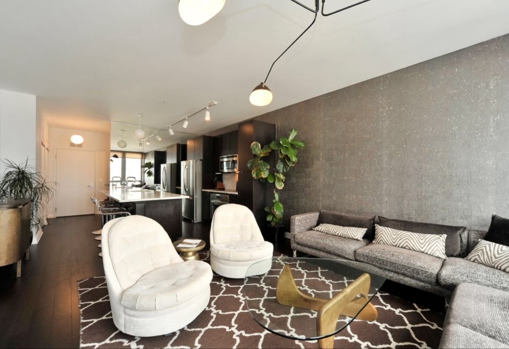 565 W Quincy Street - Photo 1