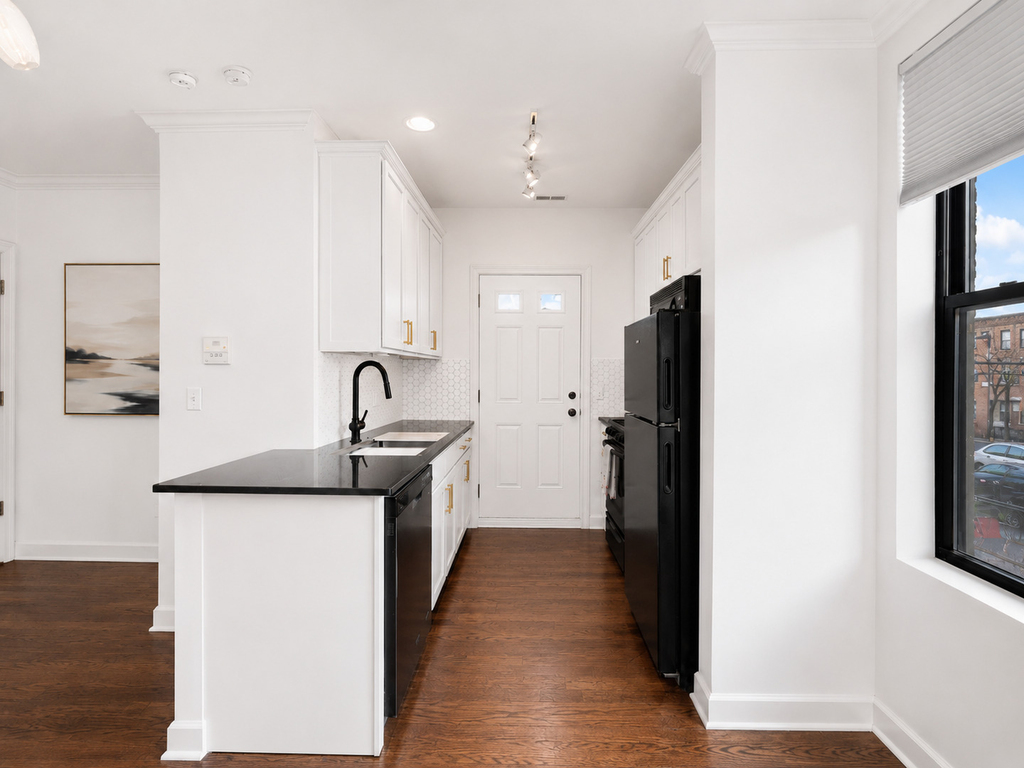 743 W Cornelia Avenue - Photo 5